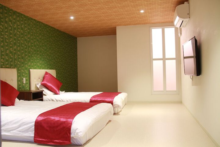 Room 7 of 12