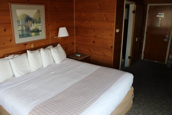 1 King Bed Waterfront (4 of 6)