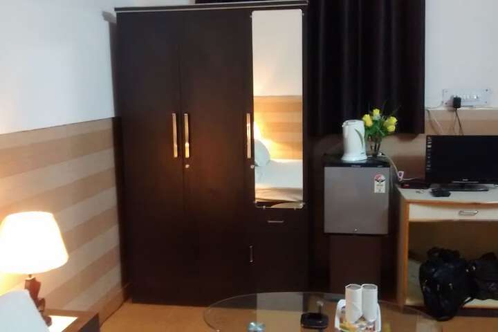 Room 6 of 16