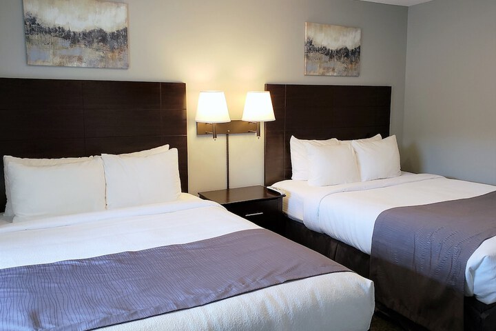 Double Deluxe Queen Bed (1 of 7)