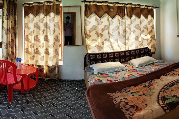 Room 6 of 17