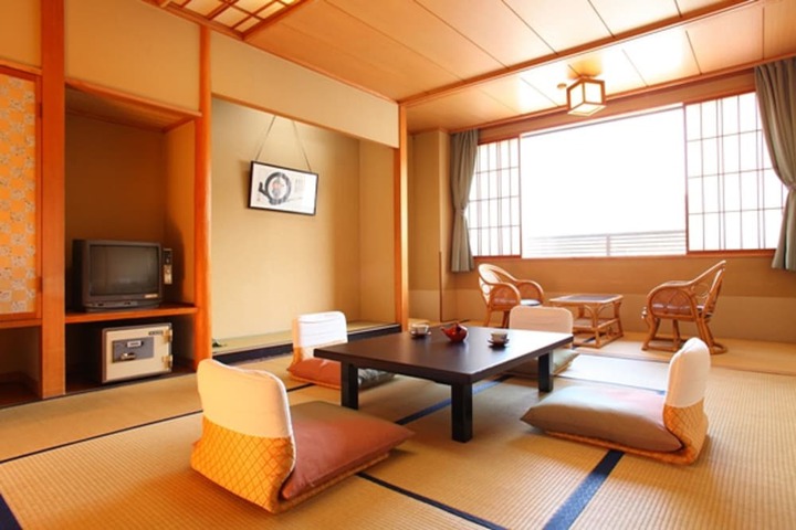 Room 9 of 38