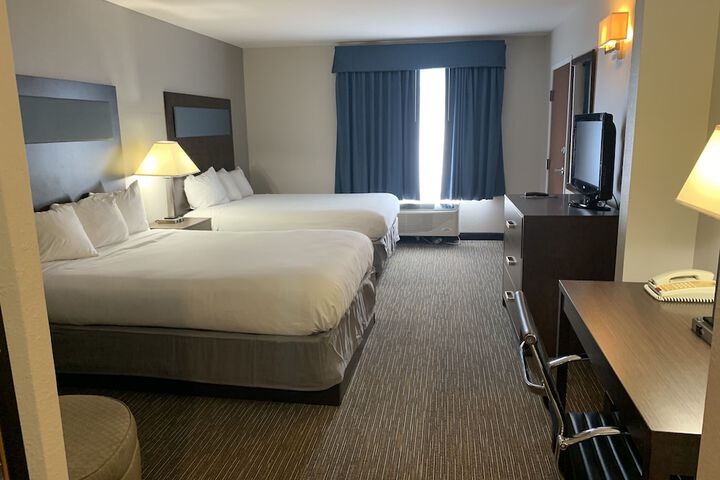 2 Queen Beds (14 of 19)