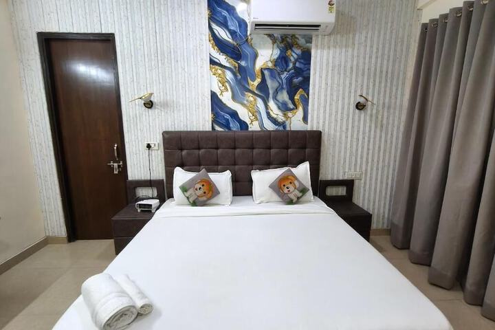 Room 17 of 34