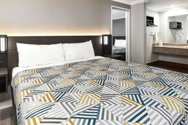 1 King Bed (11 of 12)