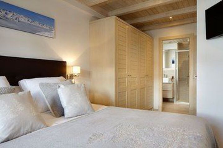 Room 6 of 17