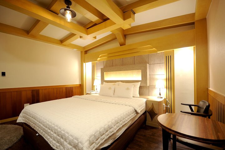 Room 9 of 14