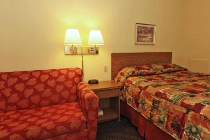 1 Queen Bed (6 of 6)
