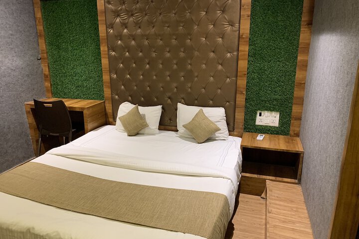 Room 9 of 37