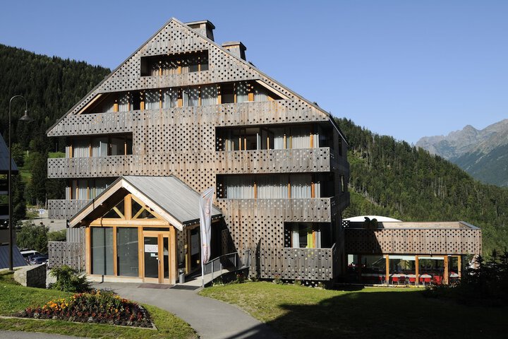 Hotel Exterior 83 of 91