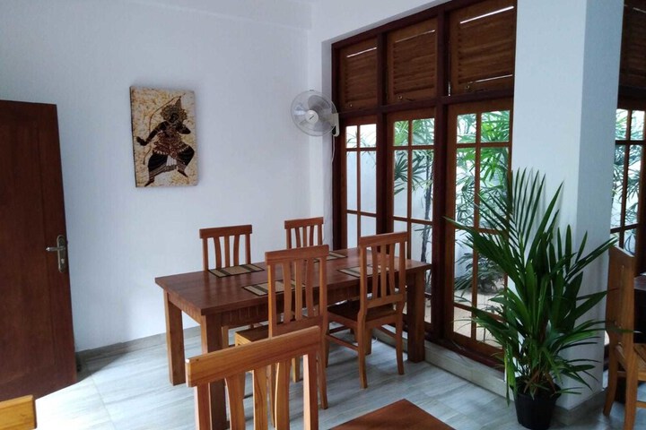 Dining 9 of 11