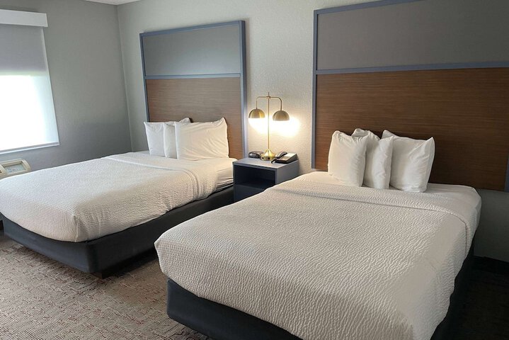 2 Queen Beds (1 of 11)