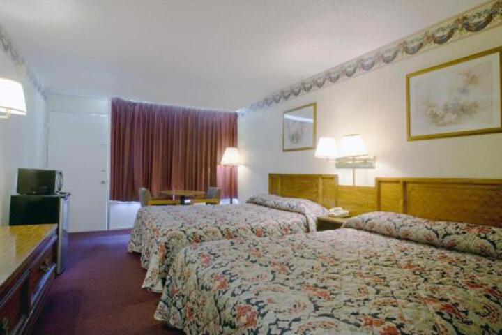 1 Queen Bed (2 of 9)