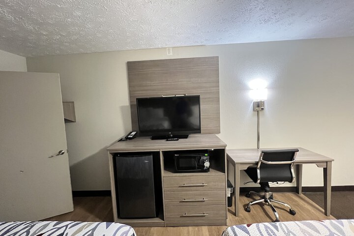 Deluxe 2 Queen Beds (2 of 10)