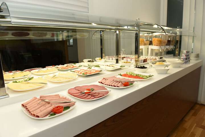 Dining 17 of 19