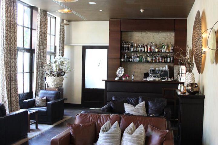 Lounge 19 of 45