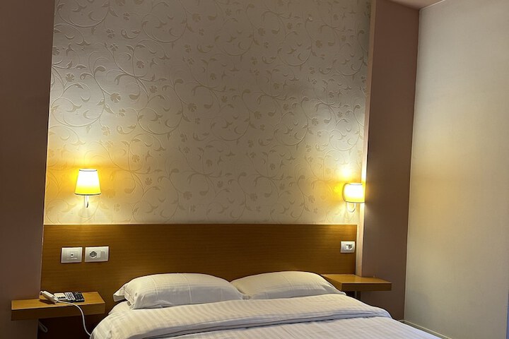 Room 4 of 32
