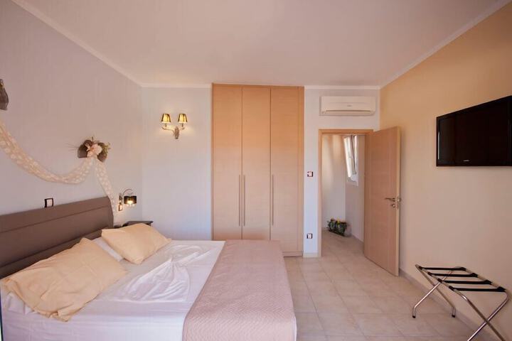 Room 4 of 35