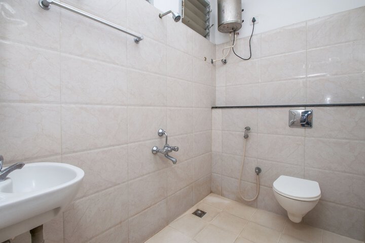 Room 7 of 12