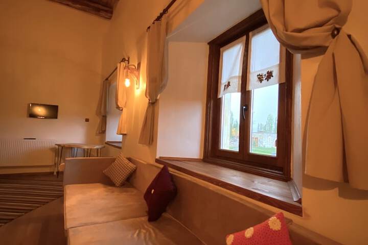 Room 4 of 16