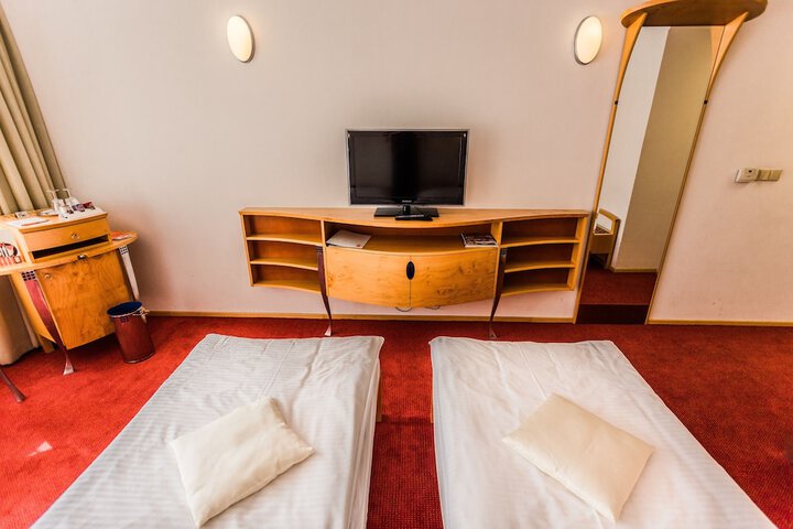 Room 34 of 102