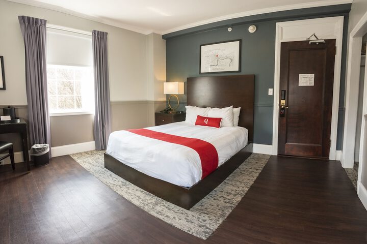 Single Queen Bed (8 of 9)