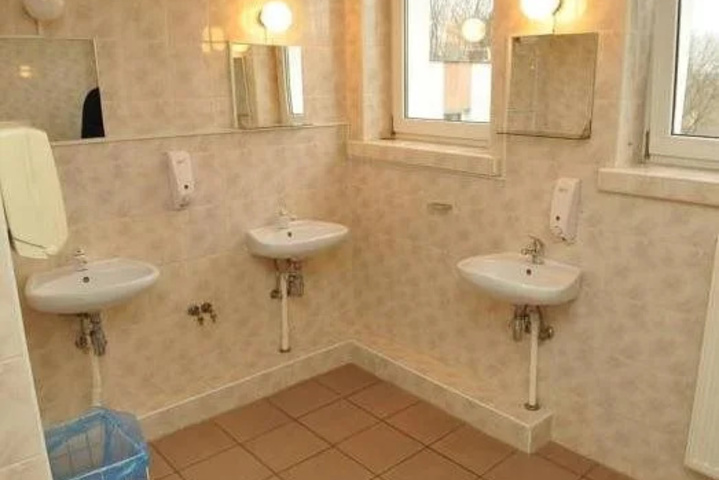 Room 9 of 18