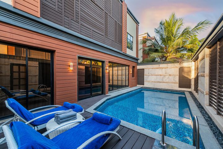 Hotel with Pool