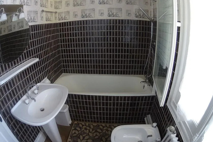 Room 8 of 13