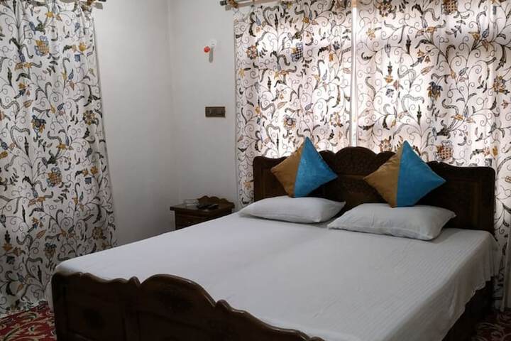 Room 5 of 10