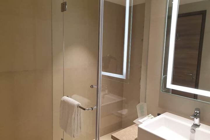 Room 43 of 118
