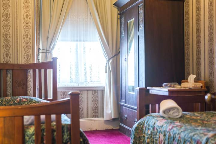 Room 13 of 38