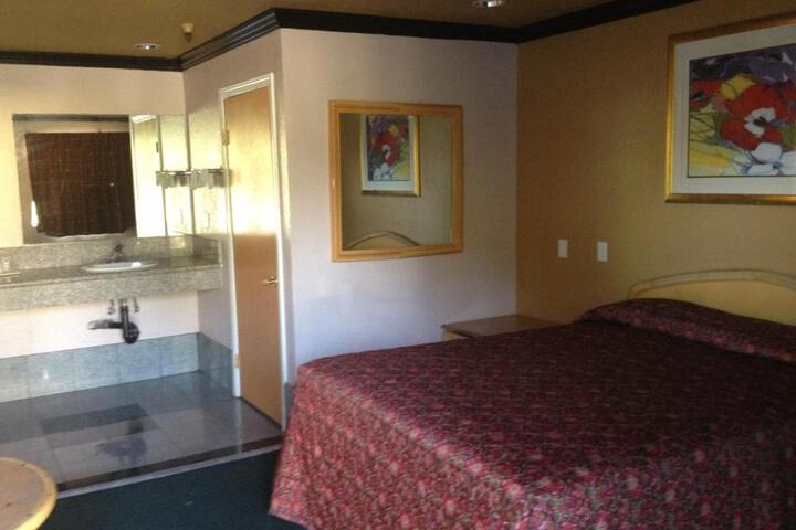 1 Queen Bed (1 of 2)