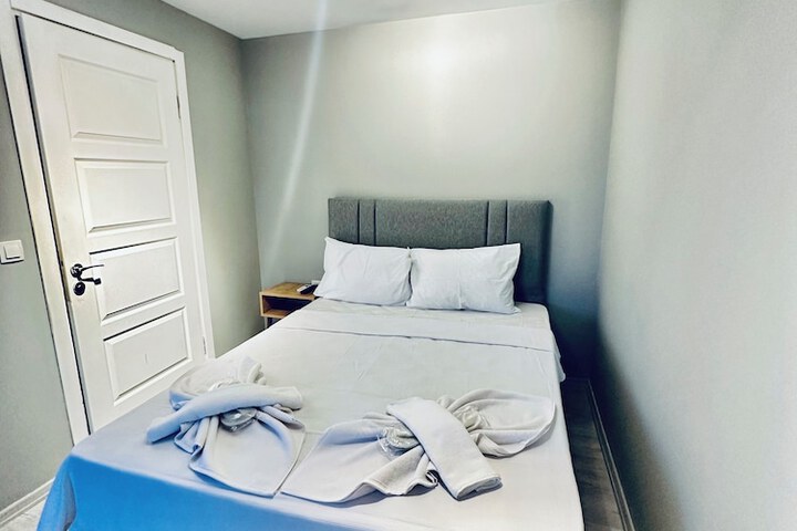 Room 10 of 32