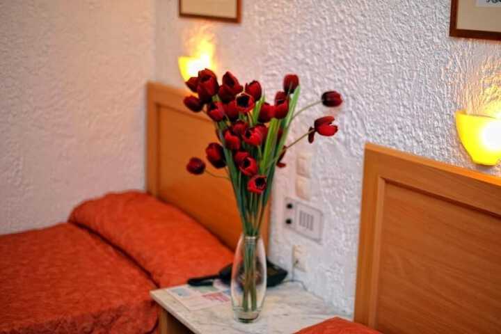 Room 9 of 48