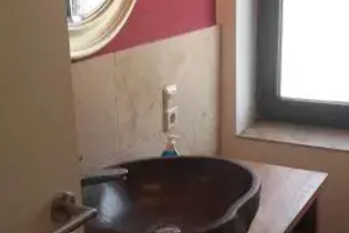 Room 10 of 19