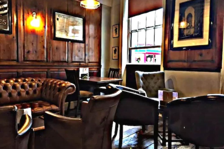 Lounge 52 of 62