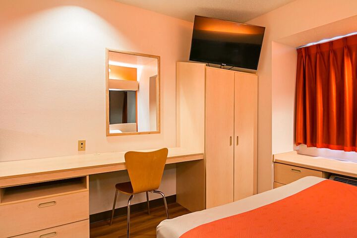 1 Queen Bed (7 of 11)