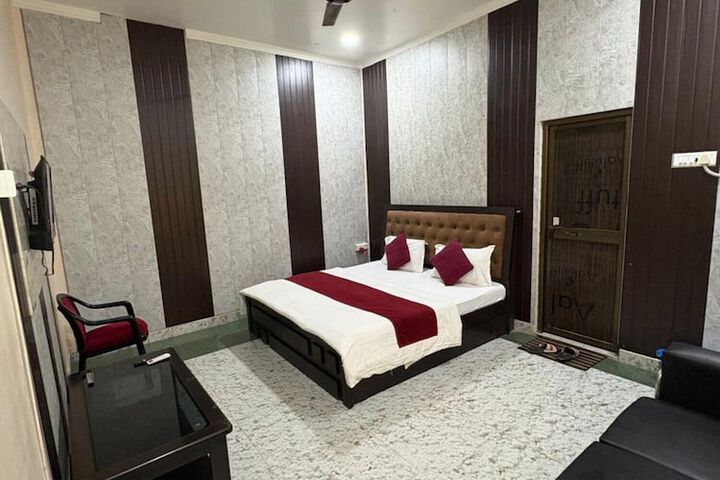 Room 3 of 9