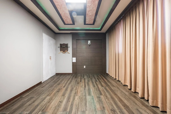 Room 10 of 14