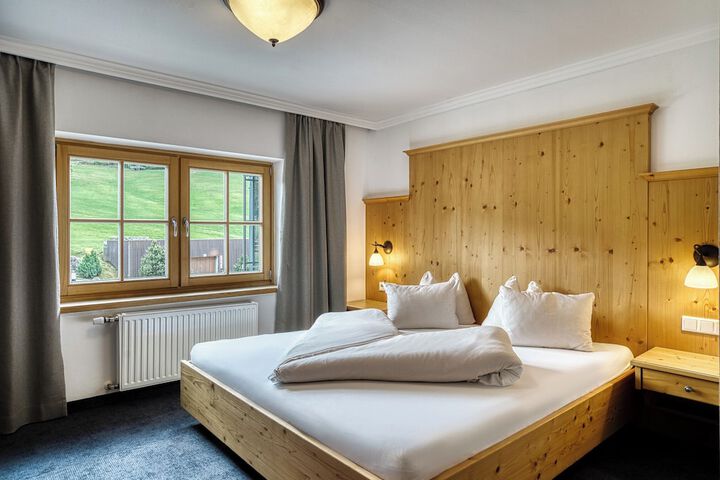 Room 43 of 212