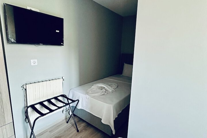 Room 28 of 32