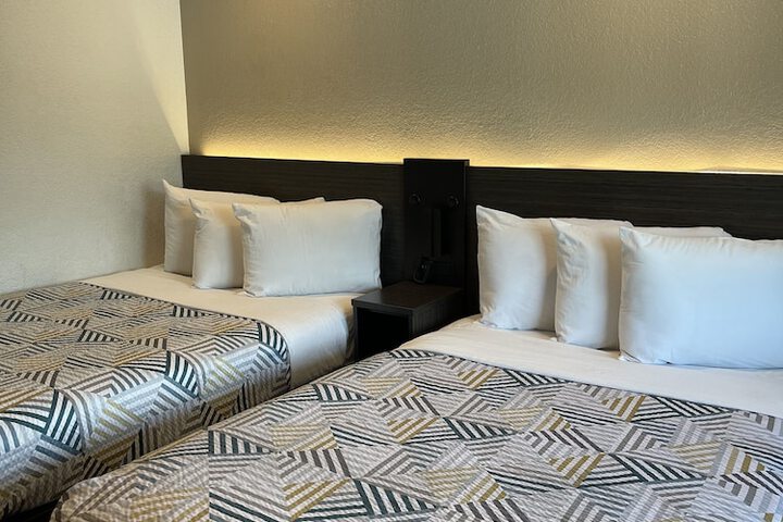 Double Accessible Queen Size Bed (16 of 16)