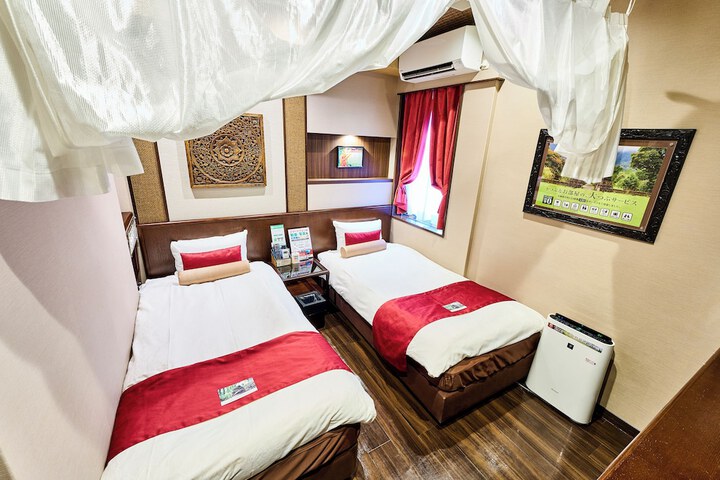 Room 8 of 34