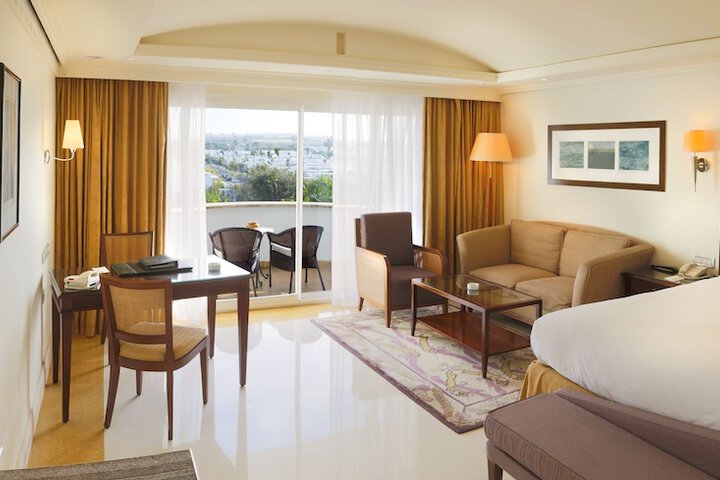 Room 14 of 76