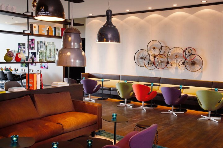 Lounge 25 of 27