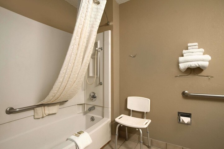 1 Queen Bed Accessible Room (1 of 5)