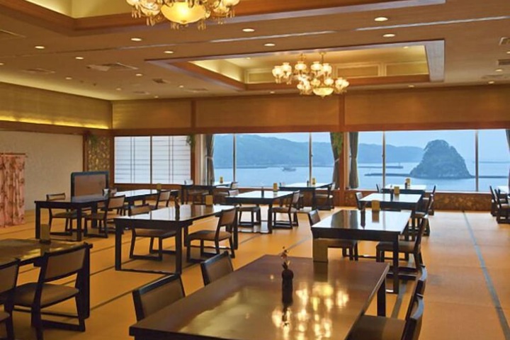 Dining 36 of 49