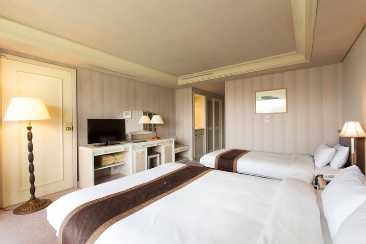 Room 8 of 14