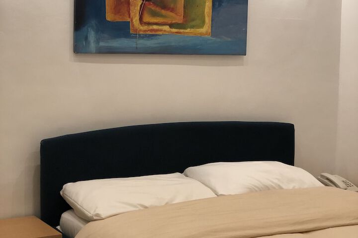 Room 8 of 27